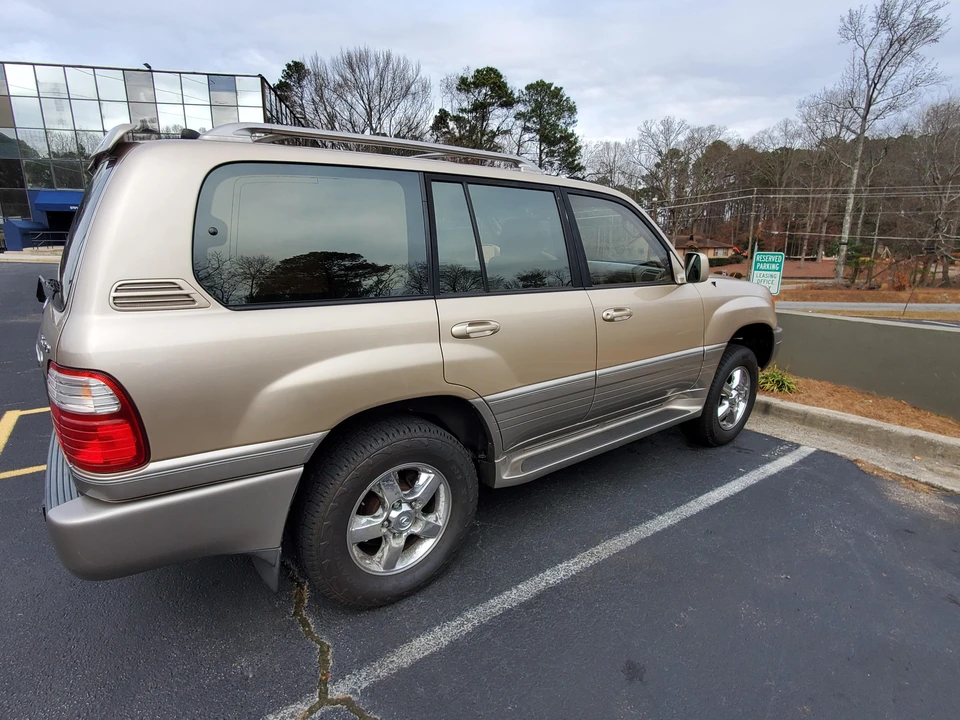 2001 Lexus LX 2nd Gen - Image 17 of 31