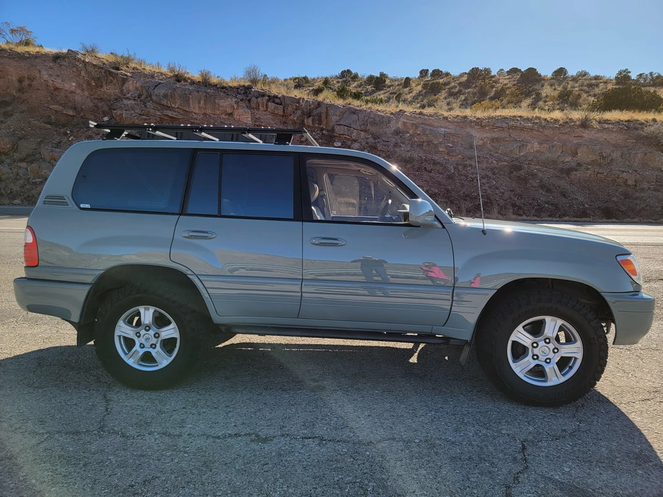 2001 Lexus LX 2nd Gen - Image 15 of 31