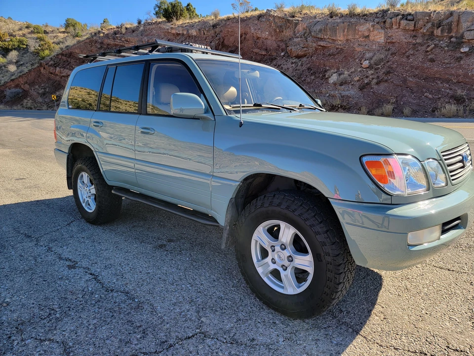 2001 Lexus LX 2nd Gen - Image 16 of 31