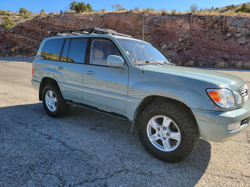 2001 Lexus LX 2nd Gen - Image 18 of 31