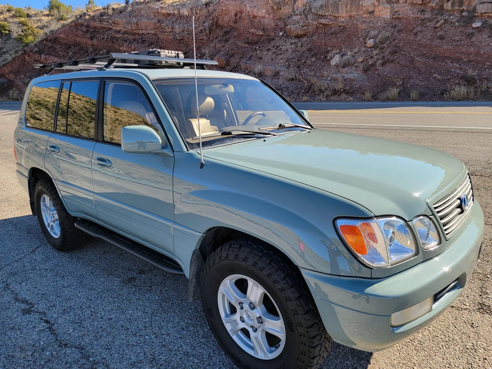 2001 Lexus LX 2nd Gen - Image 17 of 31