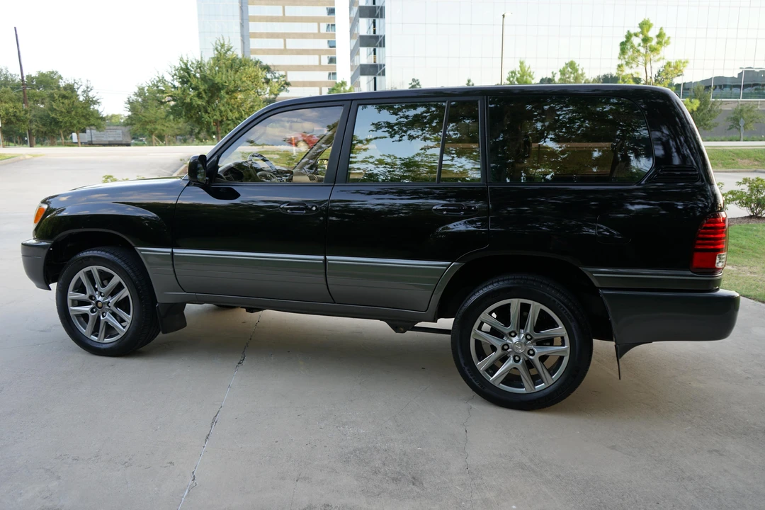2001 Lexus LX 2nd Gen - Image 17 of 31
