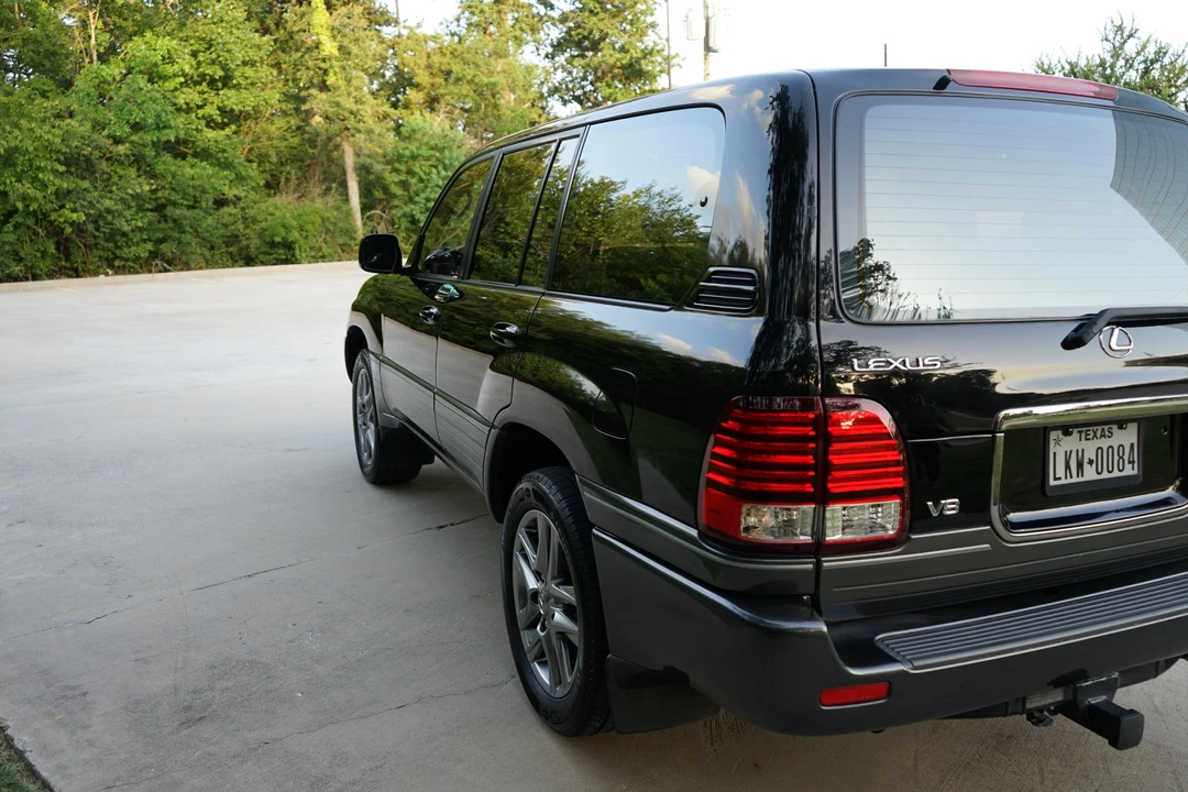2001 Lexus LX 2nd Gen - Image 19 of 31