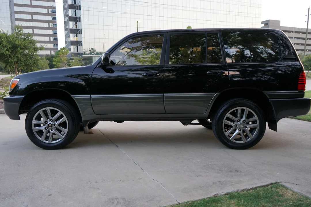2001 Lexus LX 2nd Gen - Image 3 of 31