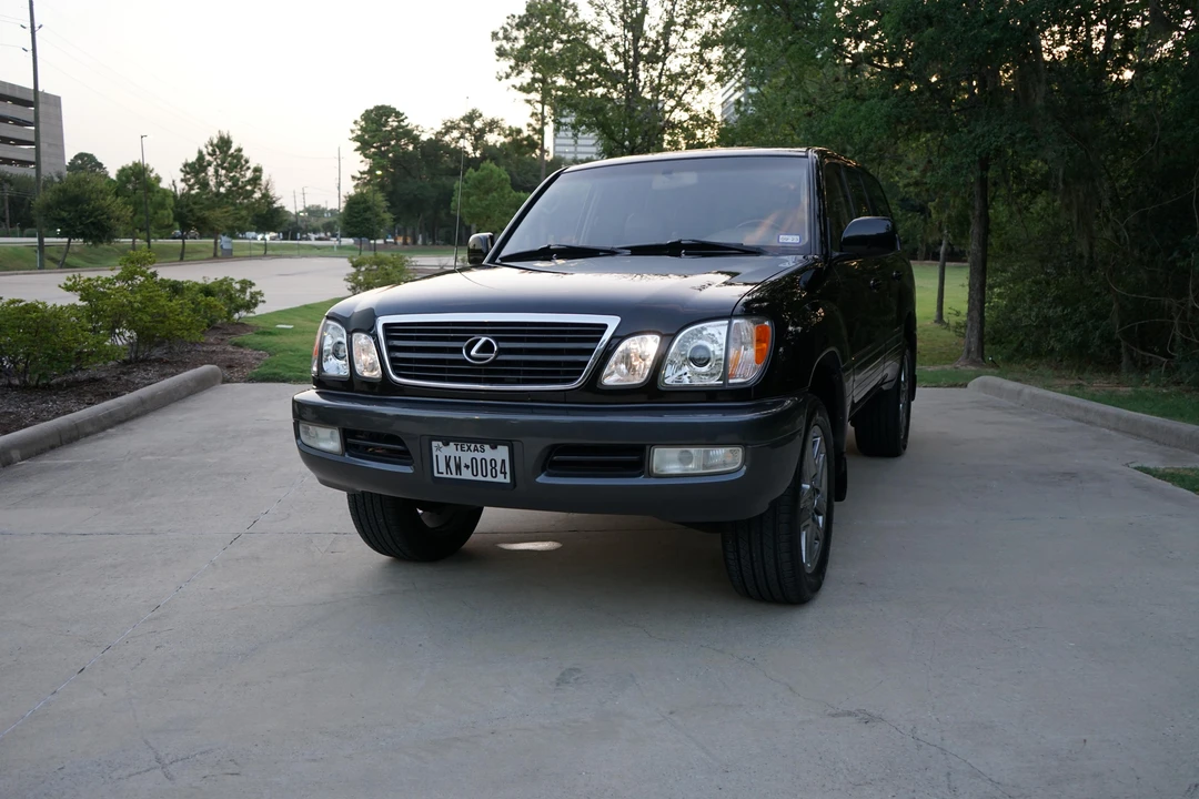 2001 Lexus LX 2nd Gen - Image 10 of 31