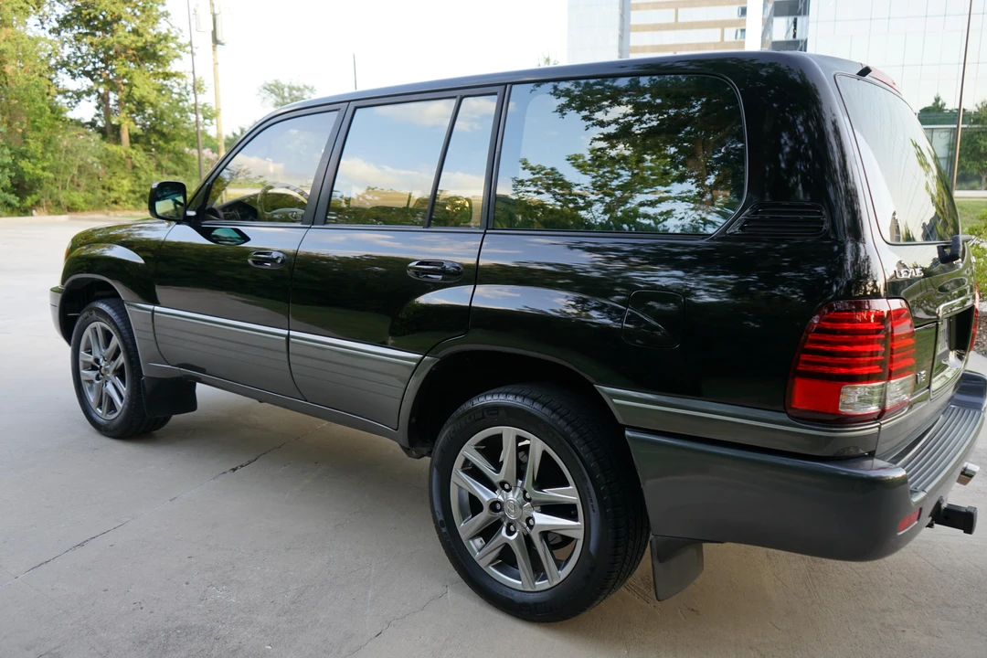 2001 Lexus LX 2nd Gen - Image 18 of 31