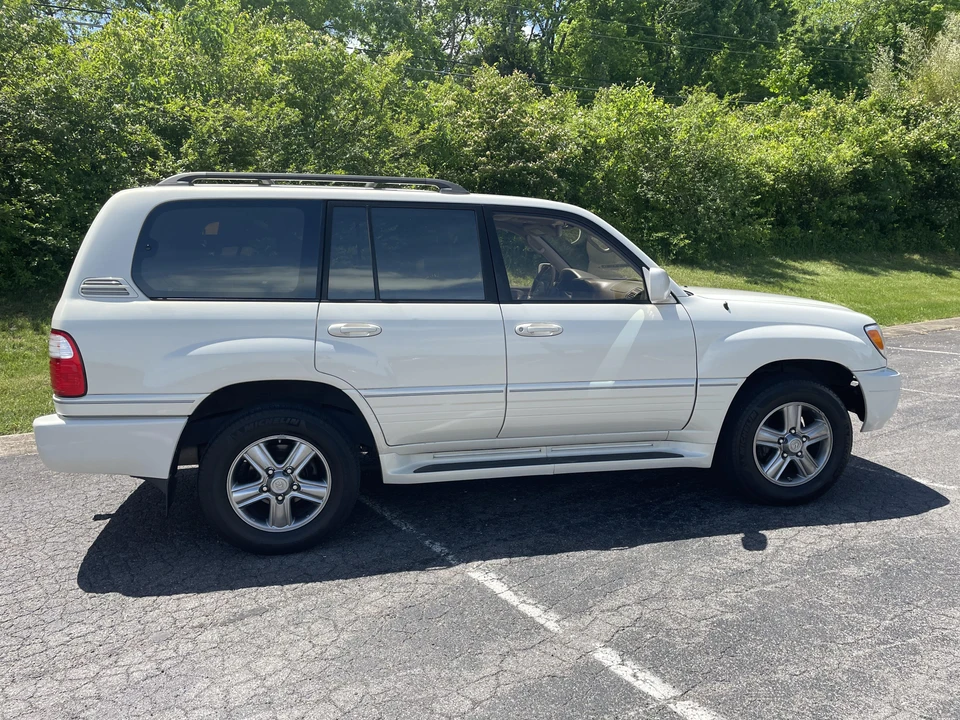 2001 Lexus LX 2nd Gen - Image 16 of 31