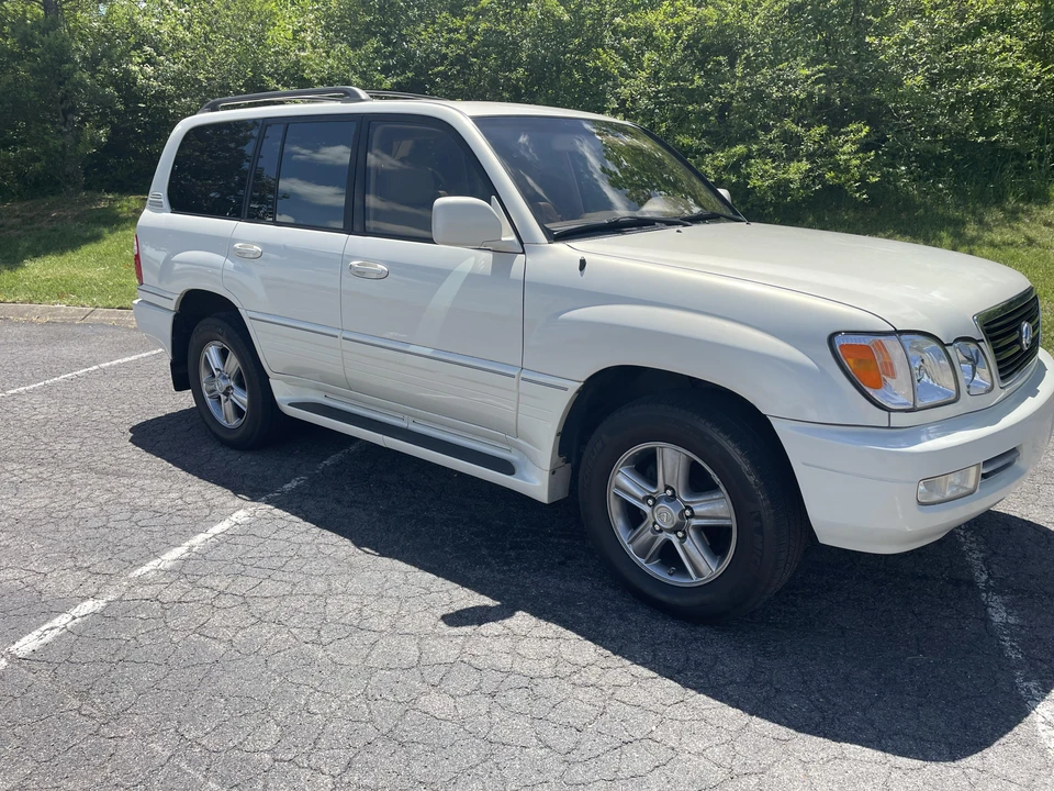 2001 Lexus LX 2nd Gen - Image 17 of 31