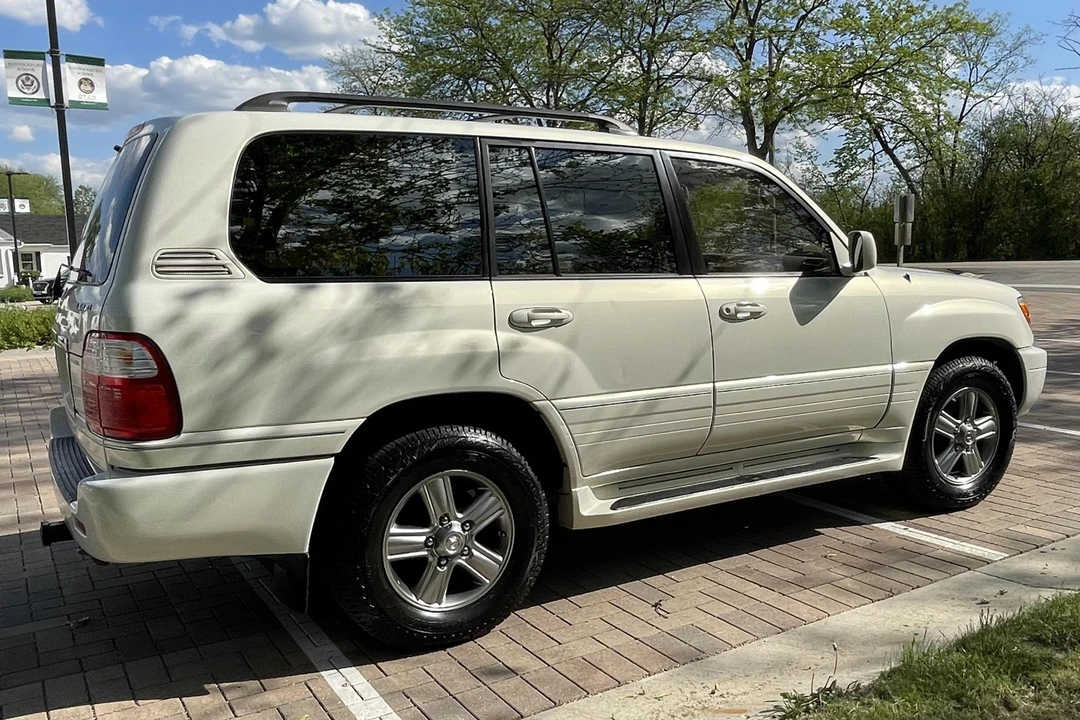 2001 Lexus LX 2nd Gen - Image 15 of 31