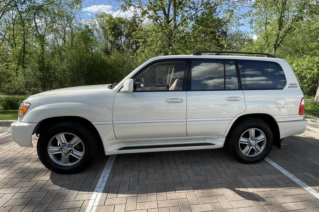 2001 Lexus LX 2nd Gen - Image 12 of 31