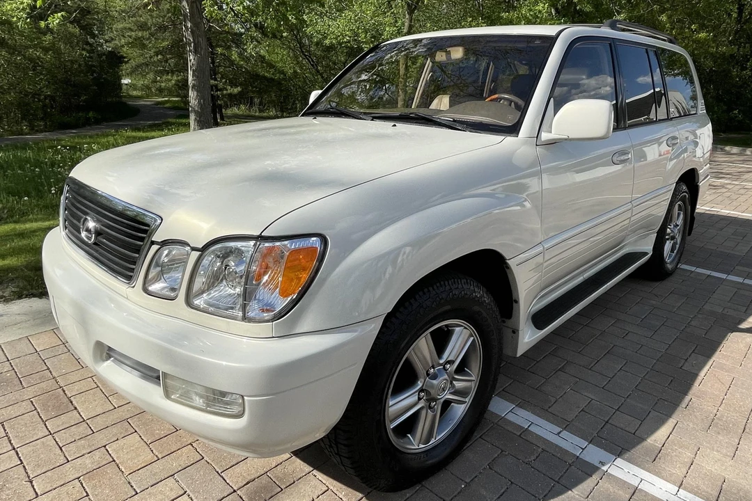 2001 Lexus LX 2nd Gen - Image 9 of 31