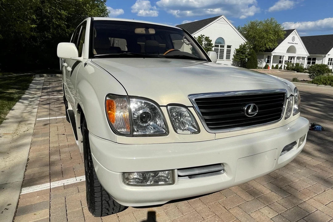 2001 Lexus LX 2nd Gen - Image 18 of 31