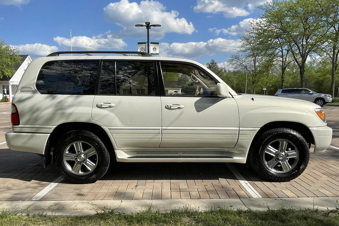 2001 Lexus LX 2nd Gen - Image 3 of 31