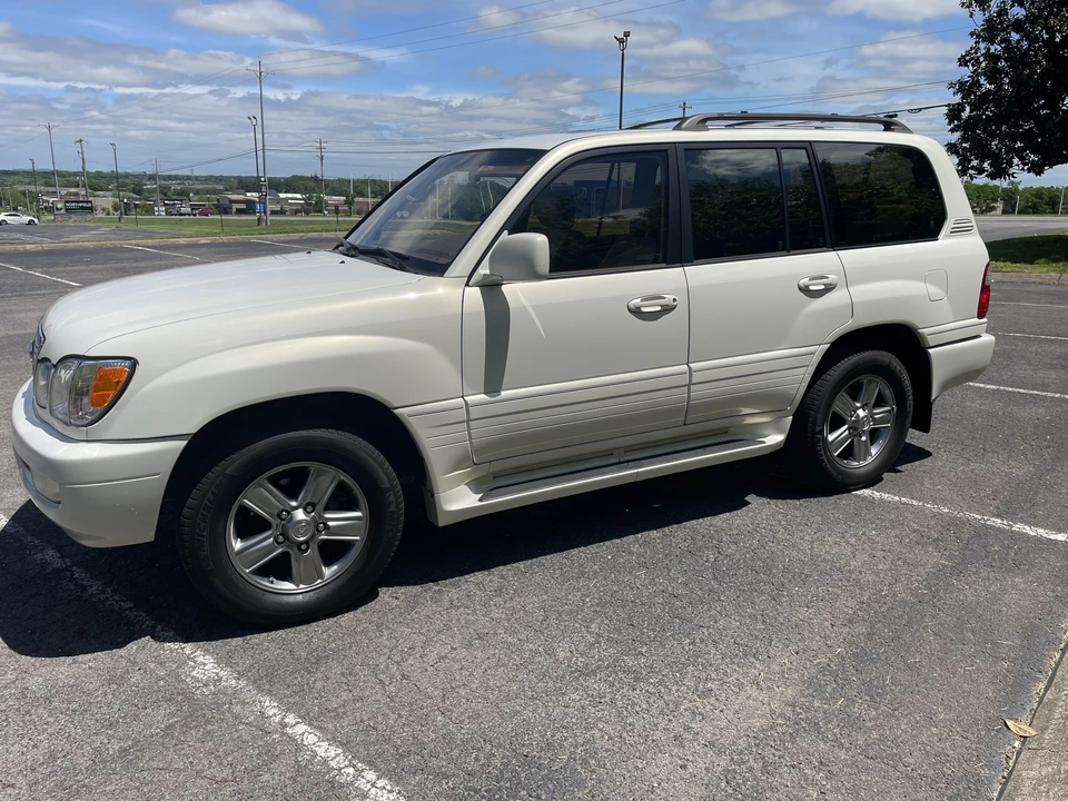 2001 Lexus LX 2nd Gen - Image 11 of 31