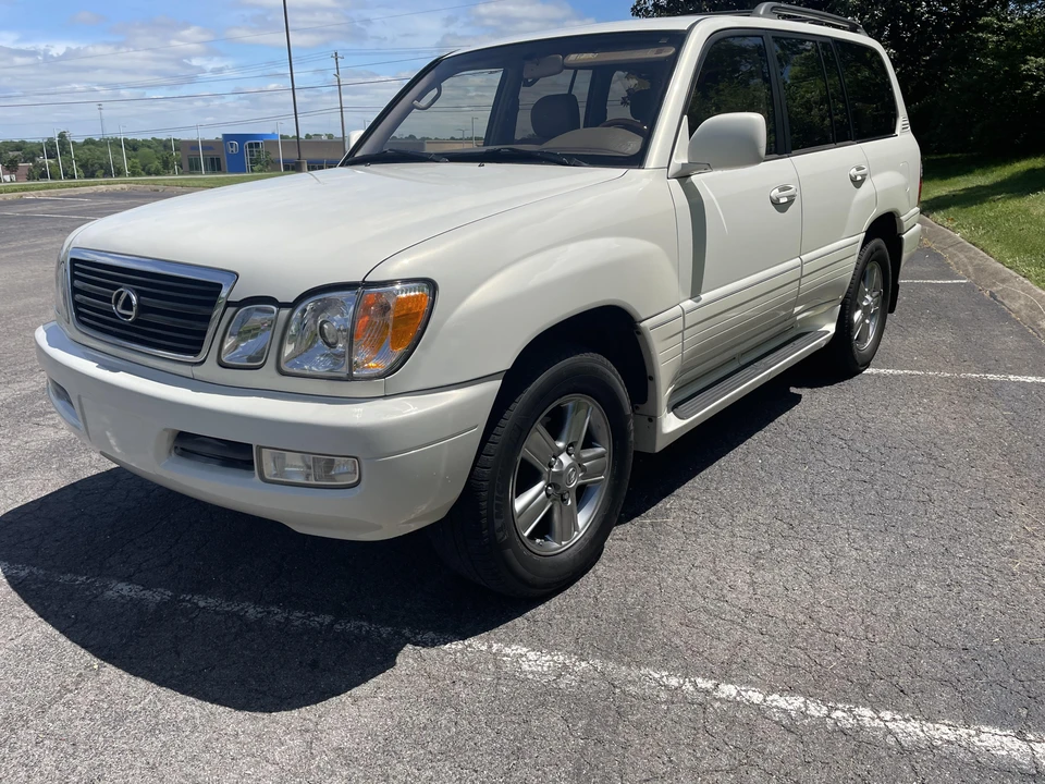 2001 Lexus LX 2nd Gen - Image 10 of 31