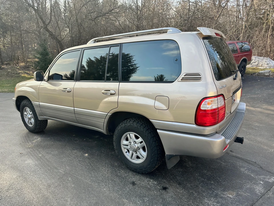 2001 Lexus LX 2nd Gen - Image 8 of 31