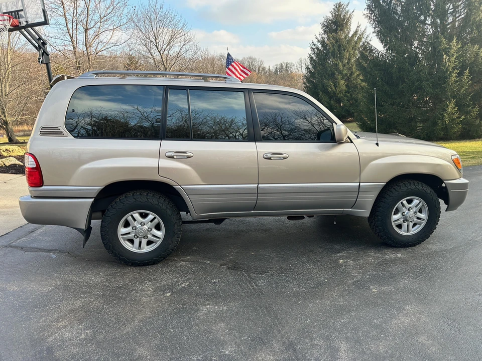 2001 Lexus LX 2nd Gen - Image 16 of 31