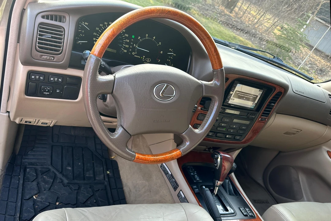2001 Lexus LX 2nd Gen - Image 25 of 31