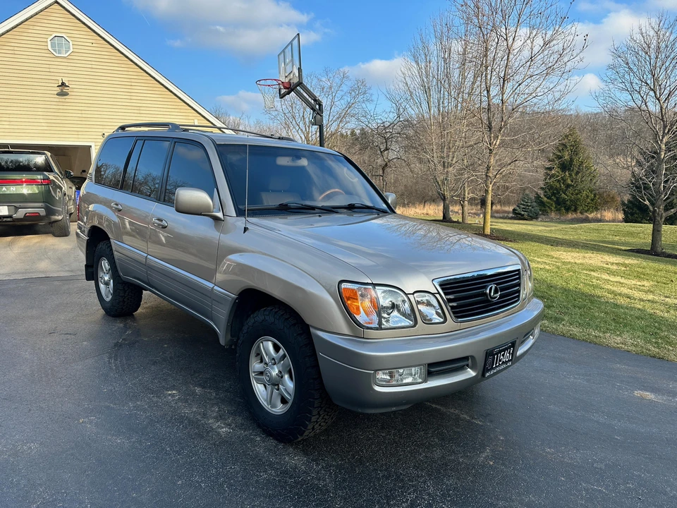 2001 Lexus LX 2nd Gen - Image 17 of 31