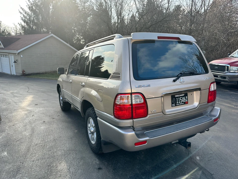 2001 Lexus LX 2nd Gen - Image 10 of 31