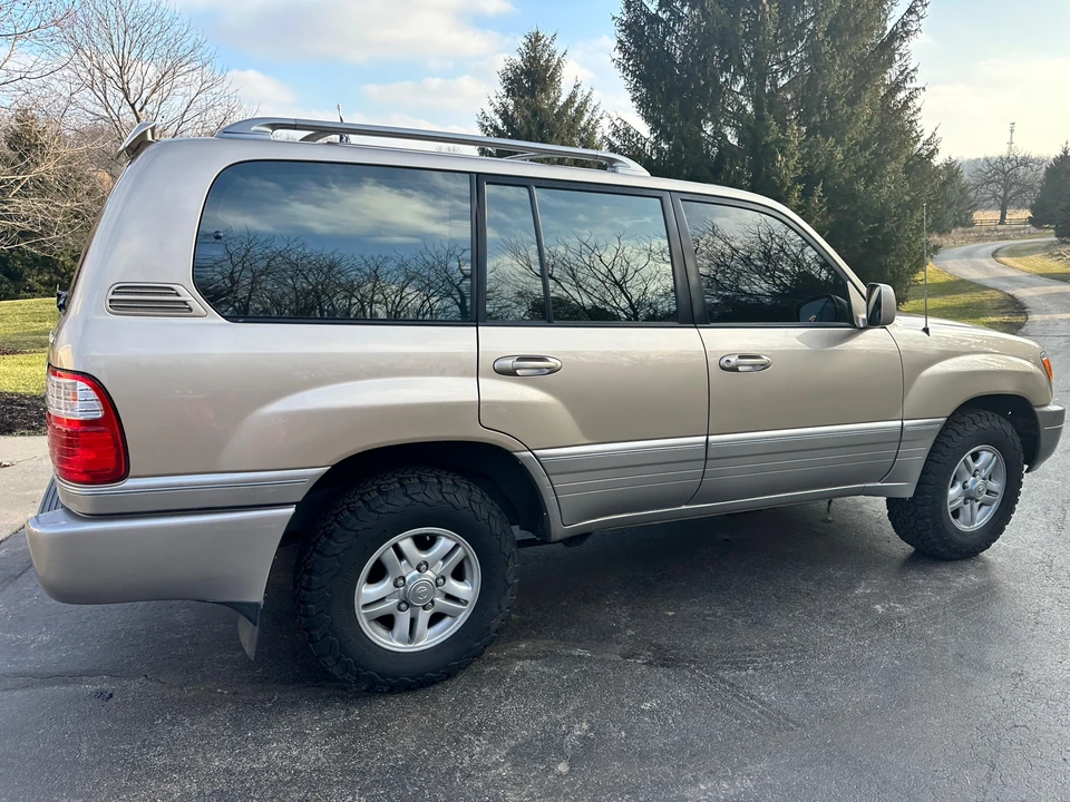2001 Lexus LX 2nd Gen - Image 15 of 31