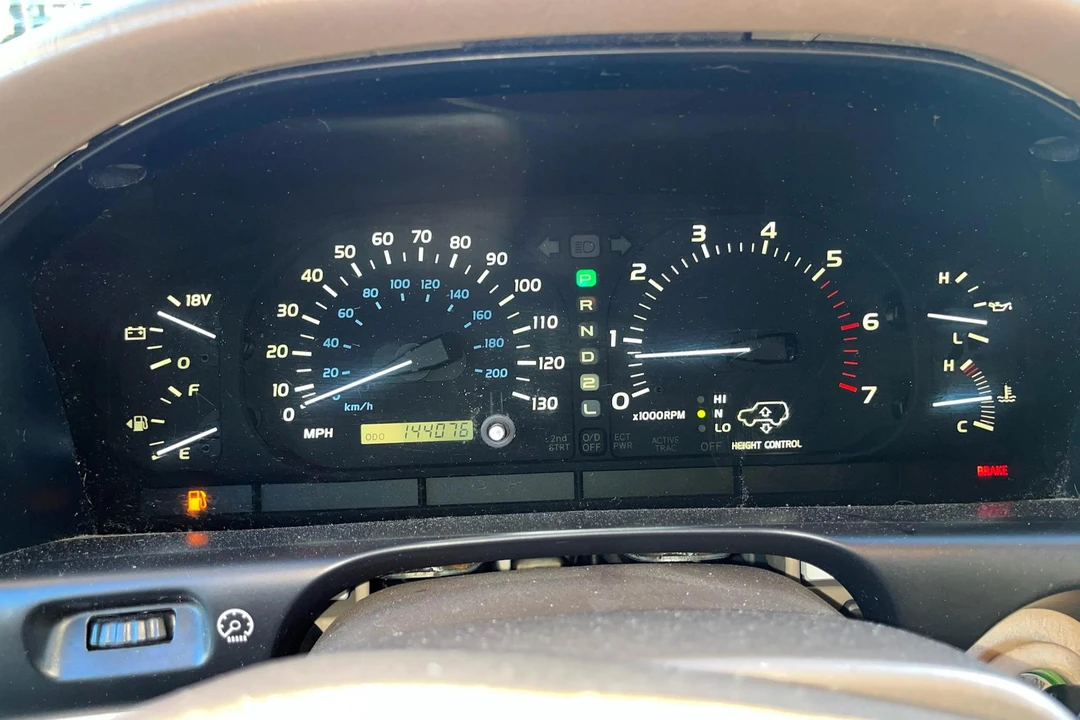 2001 Lexus LX 2nd Gen - Image 28 of 31