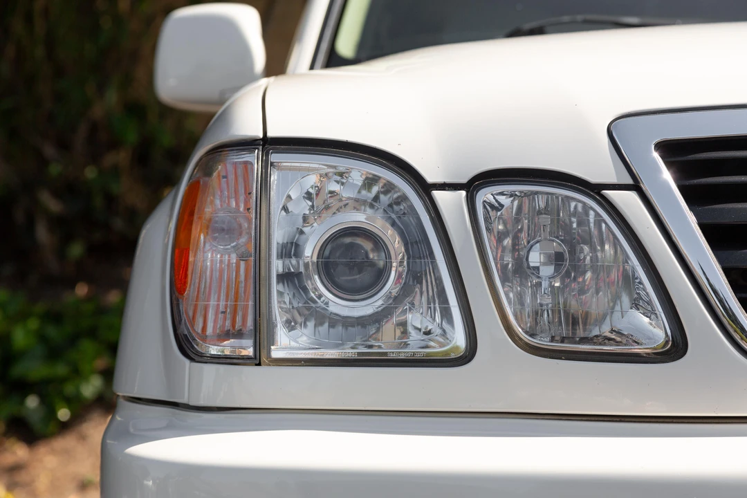 2001 Lexus LX 2nd Gen - Image 11 of 31