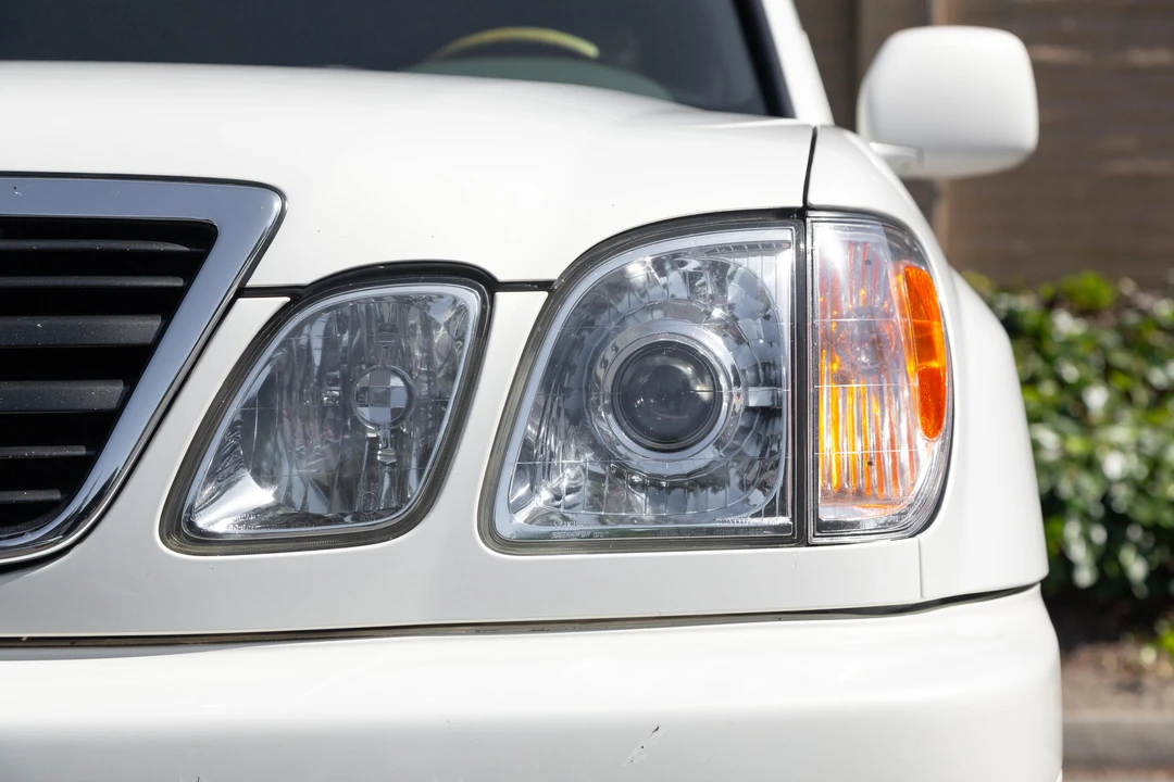2001 Lexus LX 2nd Gen - Image 14 of 31