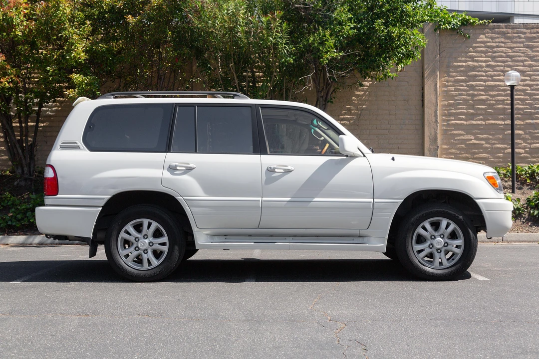 2001 Lexus LX 2nd Gen - Image 9 of 31