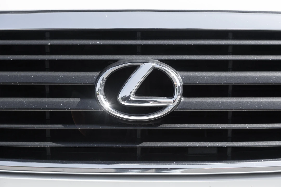 2001 Lexus LX 2nd Gen - Image 13 of 31