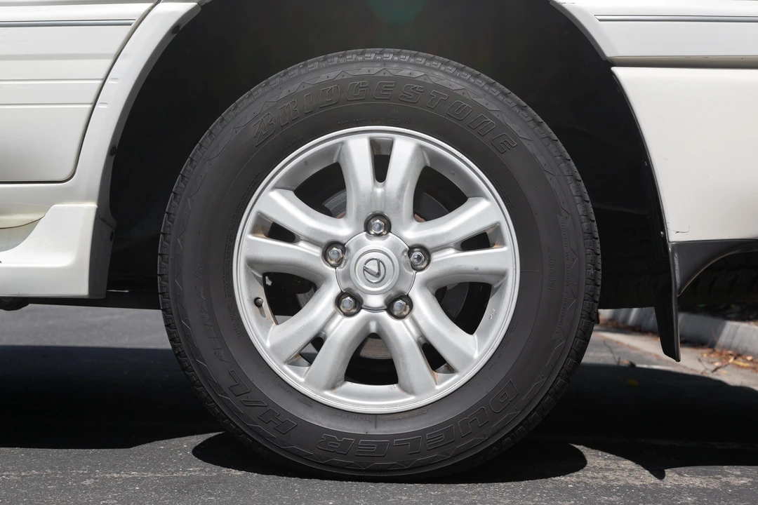 2001 Lexus LX 2nd Gen - Image 22 of 31