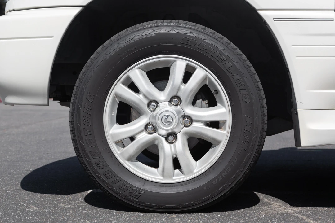 2001 Lexus LX 2nd Gen - Image 21 of 31
