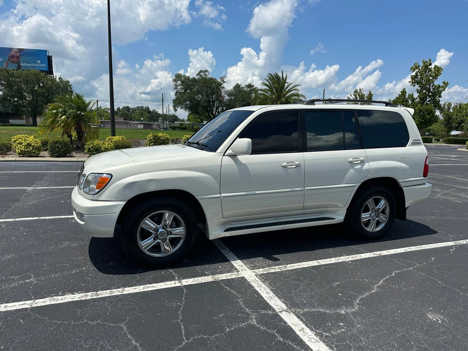 2001 Lexus LX 2nd Gen - Image 11 of 31
