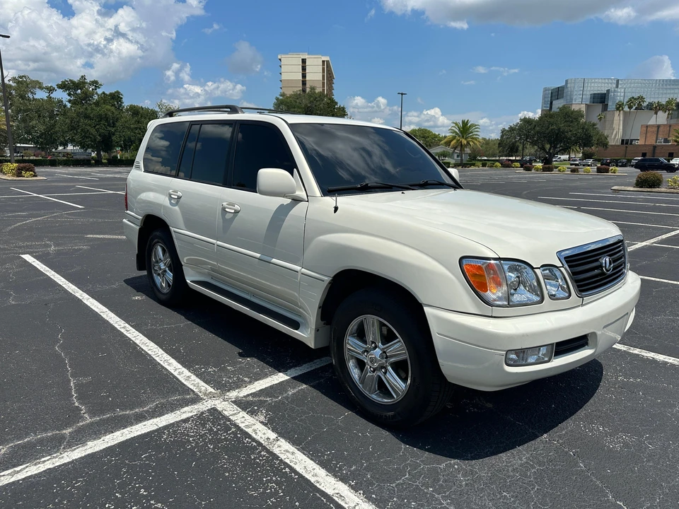 2001 Lexus LX 2nd Gen - Image 26 of 31