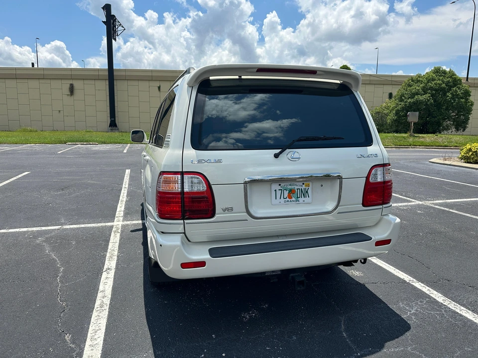2001 Lexus LX 2nd Gen - Image 17 of 31