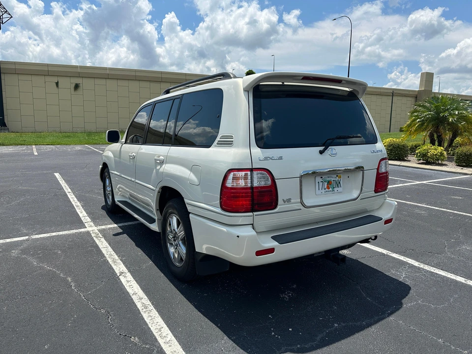 2001 Lexus LX 2nd Gen - Image 16 of 31
