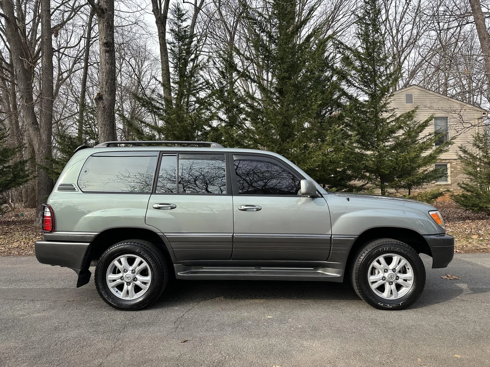 2001 Lexus LX 2nd Gen - Image 16 of 31