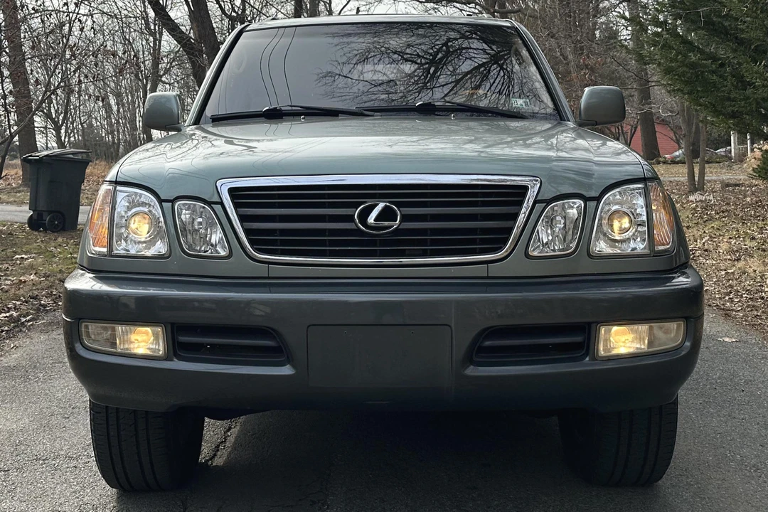 2001 Lexus LX 2nd Gen - Image 2 of 31