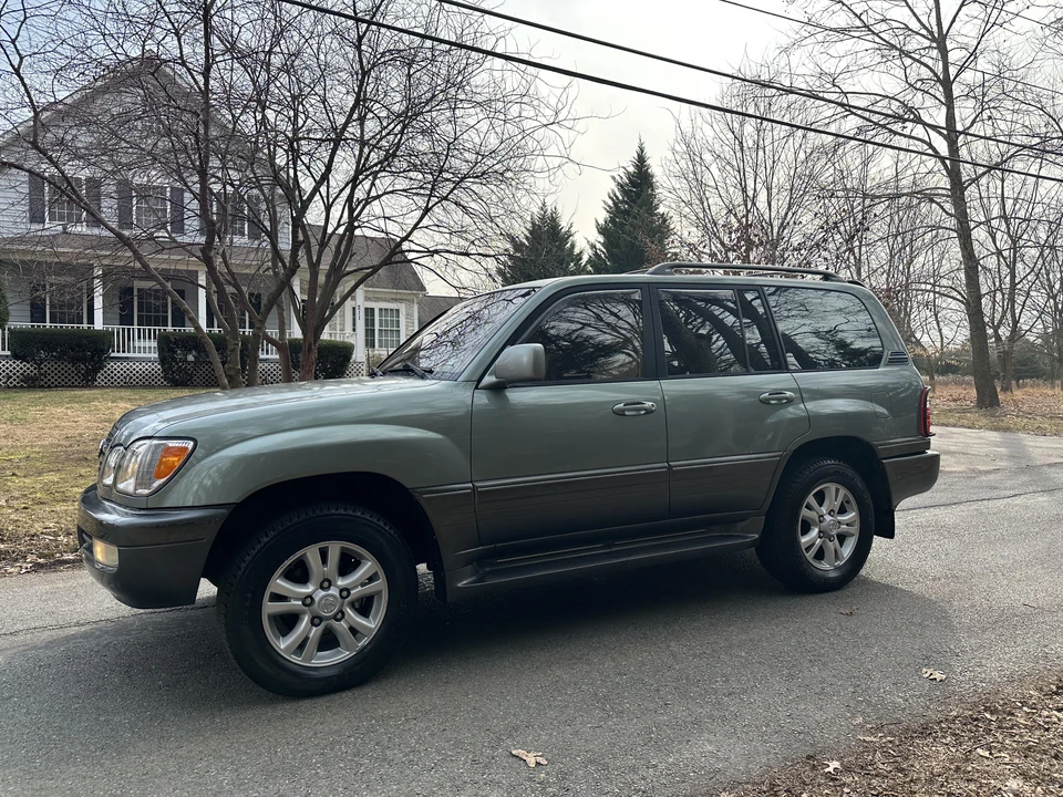 2001 Lexus LX 2nd Gen - Image 11 of 31