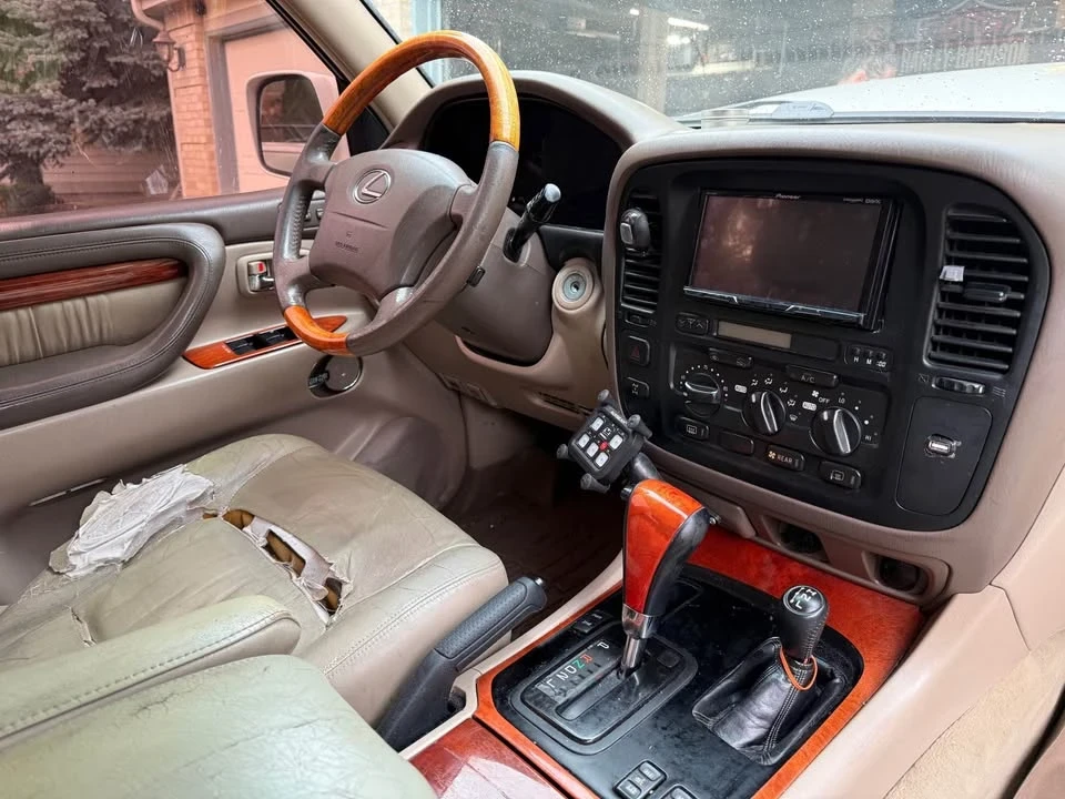 2001 Lexus LX 2nd Gen - Image 9 of 19