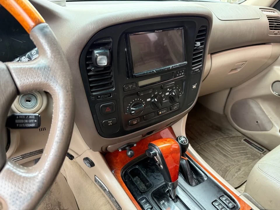 2001 Lexus LX 2nd Gen - Image 14 of 19