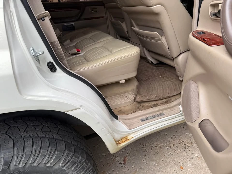 2001 Lexus LX 2nd Gen - Image 12 of 19
