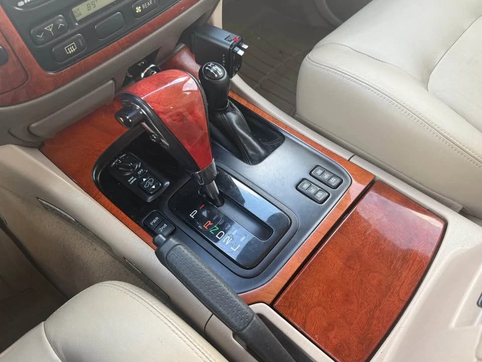 2001 Lexus LX 2nd Gen - Image 11 of 16
