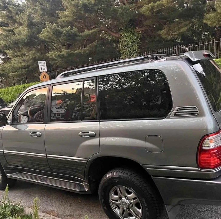 2001 Lexus LX 2nd Gen - Image 10 of 10