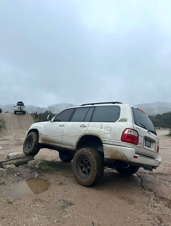 2001 Lexus LX 2nd Gen - Image 3 of 4