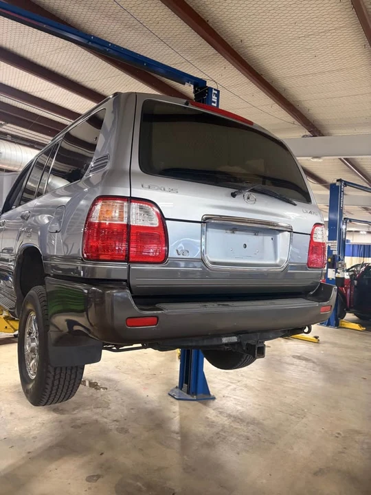 2001 Lexus LX 2nd Gen - Image 2 of 8