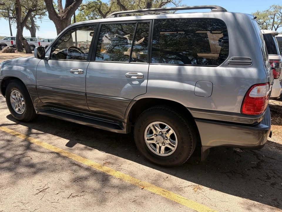 2001 Lexus LX 2nd Gen - Image 5 of 8