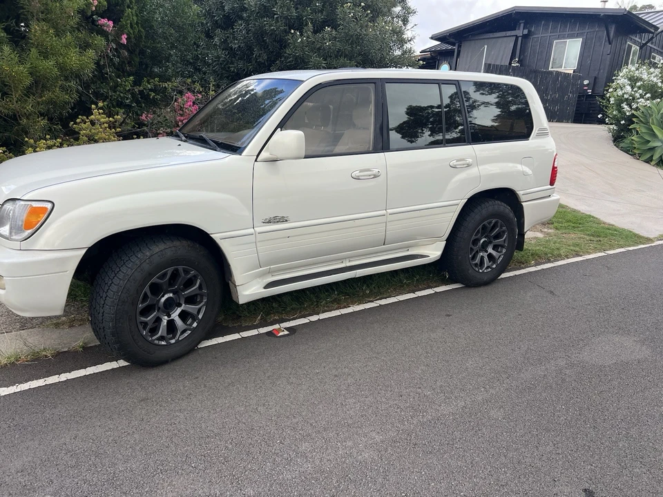 2001 Lexus LX 2nd Gen - Image 4 of 12
