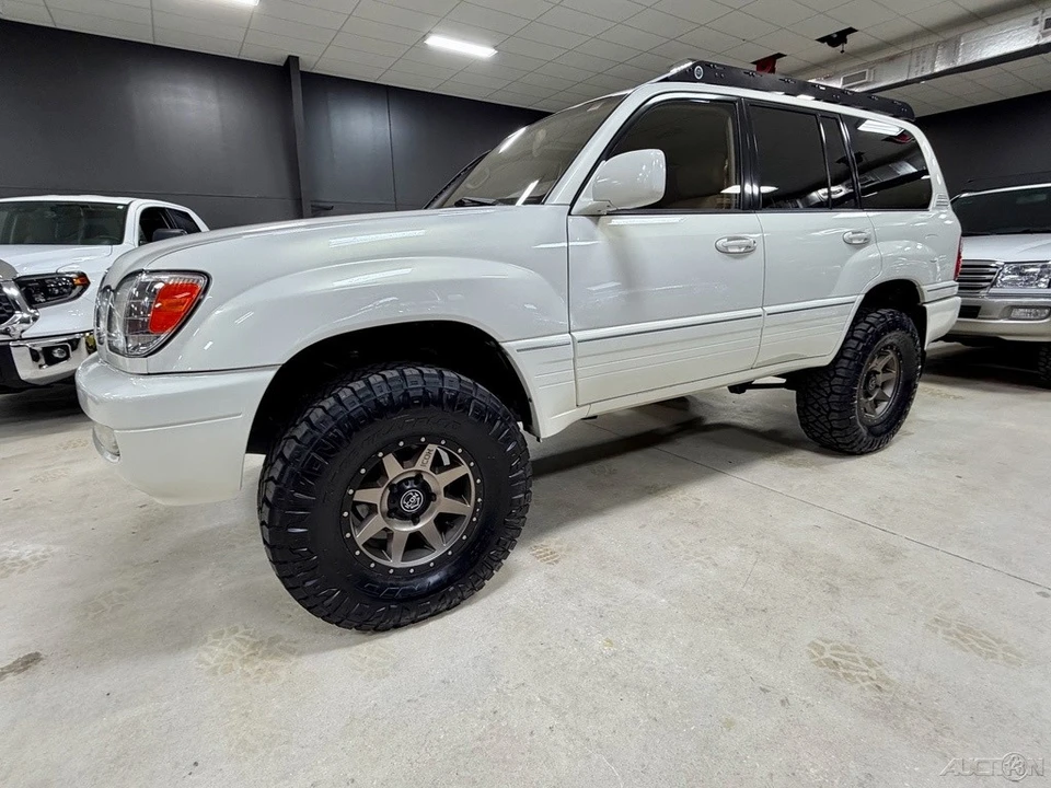 2001 Lexus LX 2nd Gen - Image 9 of 12