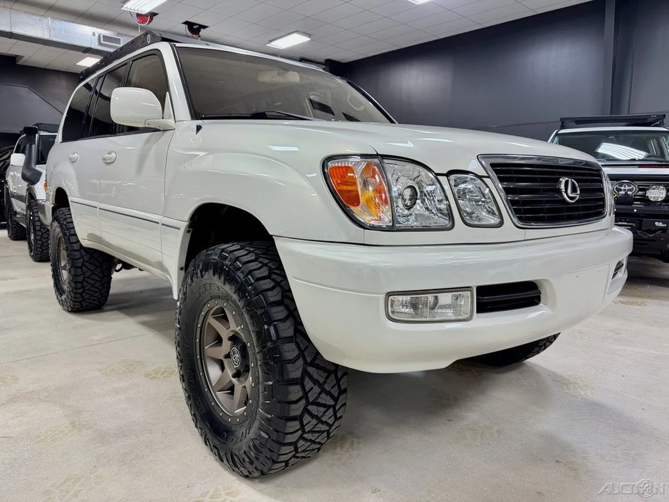 2001 Lexus LX 2nd Gen - Image 10 of 12